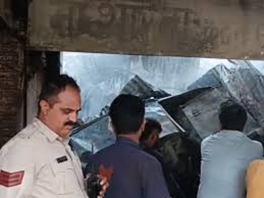 टेंट-कैटरिंग दुकान में लगी भीषण आग