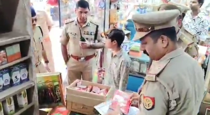 पटाखे की दुकान पर नाबालिग लड़के से बातचीत करते एडीसीपी पटाखे की दुकान पर नाबालिग लड़के से बातचीत करते एडीसीपी