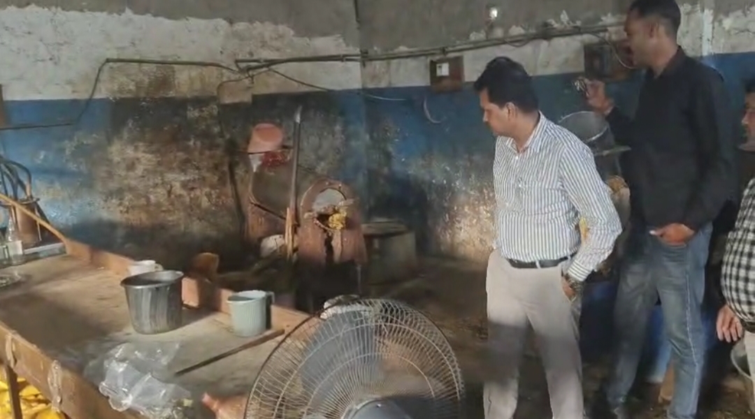 नकली सॉस की फैक्ट्री पर छापा मारकर सात सौ लीटर सॉस करवाया नष्ट नकली सॉस की फैक्ट्री पर छापा मारकर सात सौ लीटर सॉस करवाया नष्ट