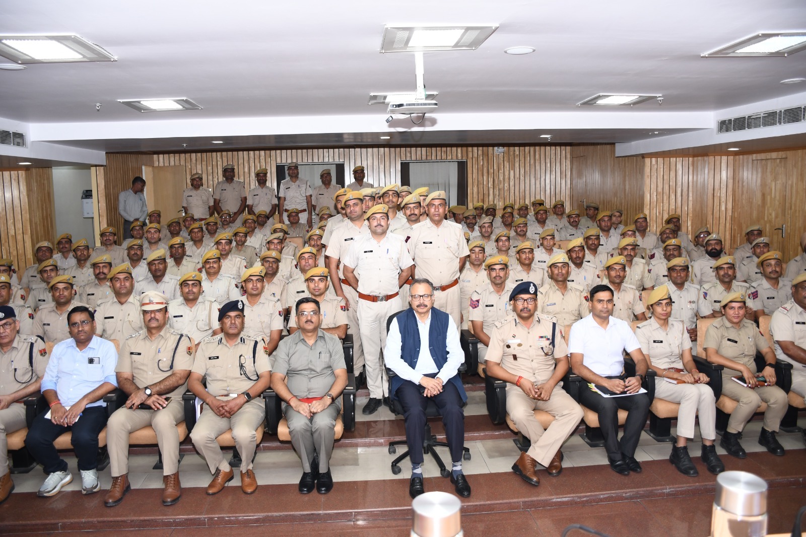 संपर्क व समन्वय से करें नशे के विरुद्ध प्रभावी कार्यवाही : पुलिस महानिदेशक राजीव शर्मा