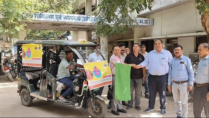हरी झंडी दिखाकर किया प्रचार रथ को रवाना हरी झंडी दिखाकर किया प्रचार रथ को रवाना