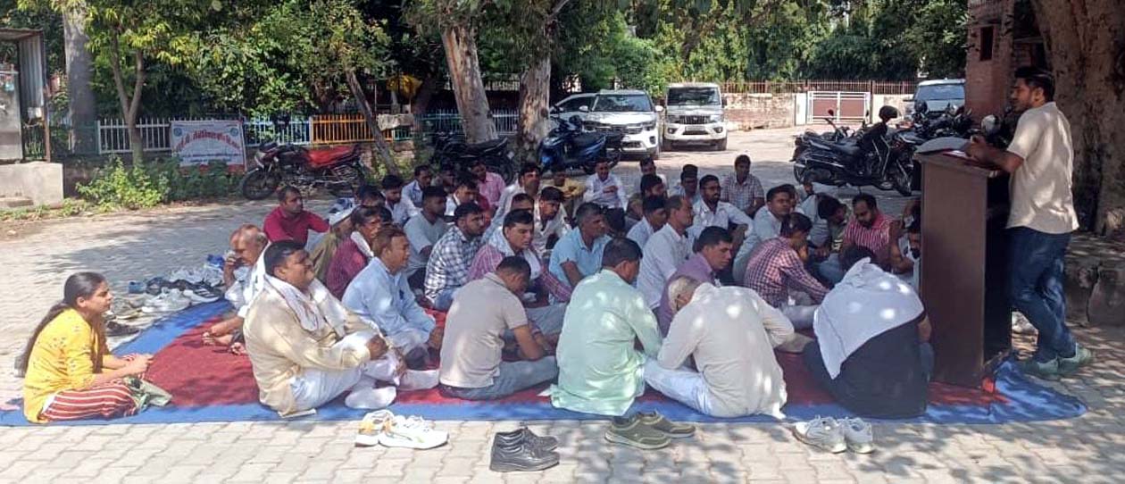 गेट मीटिंग को संबोधित करते यूनियन पदाधिकारी।