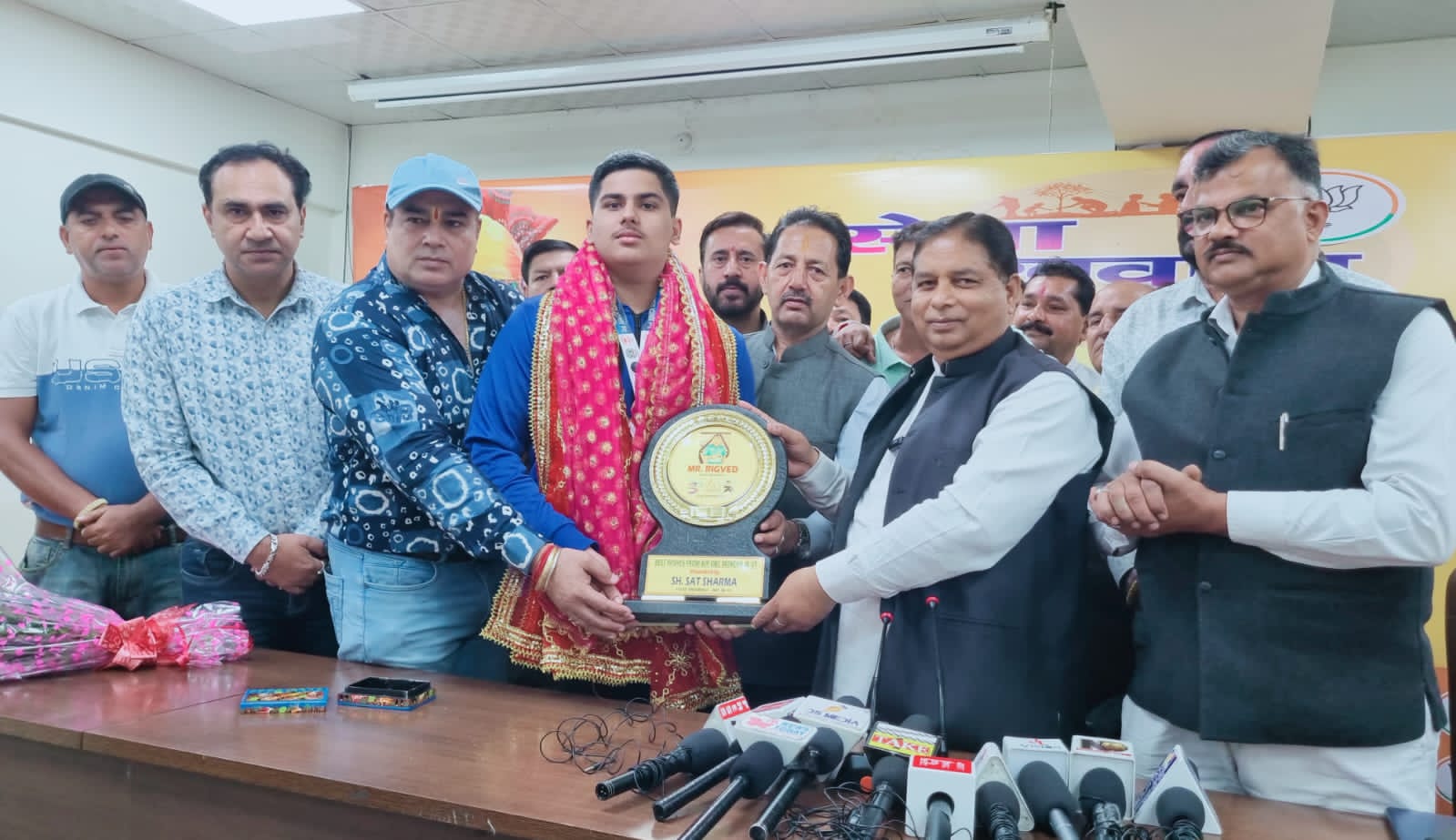 अंतरराष्ट्रीय टूर्नामेंट के स्वर्ण पदक विजेता खिलाड़ी रिगवेद को किया सम्मानित अंतरराष्ट्रीय टूर्नामेंट के स्वर्ण पदक विजेता खिलाड़ी रिगवेद को किया सम्मानित