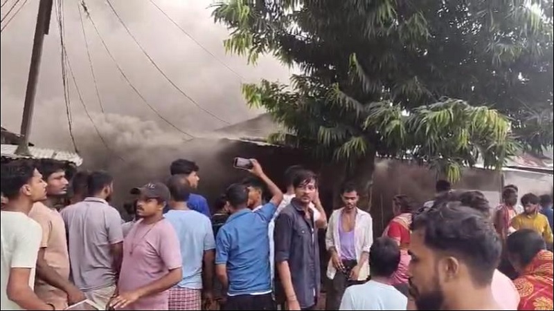 असमः मोरीगांव जिलांतर्गत जागीरोड के व्यावसायिक केंद्र झारगांव बाजार में लगी आग के बाद उत्पन्न अफरा-तफरी का दृश्य