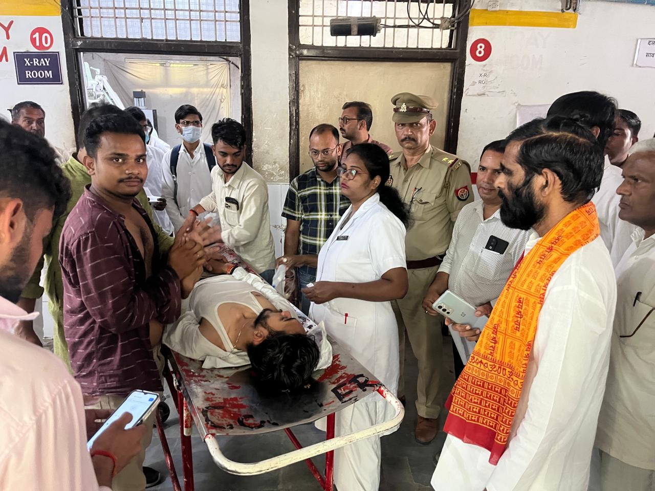घायलों को देखने पहुंचे विधायक घायलों को देखने पहुंचे विधायक
