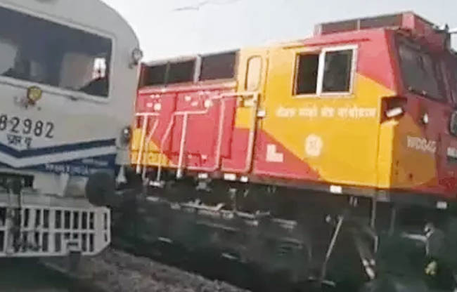 सोनीपत: रेलवे प्लेट फार्म पर खड़ी रेल गाड़ी सोनीपत: रेलवे प्लेट फार्म पर खड़ी रेल गाड़ी