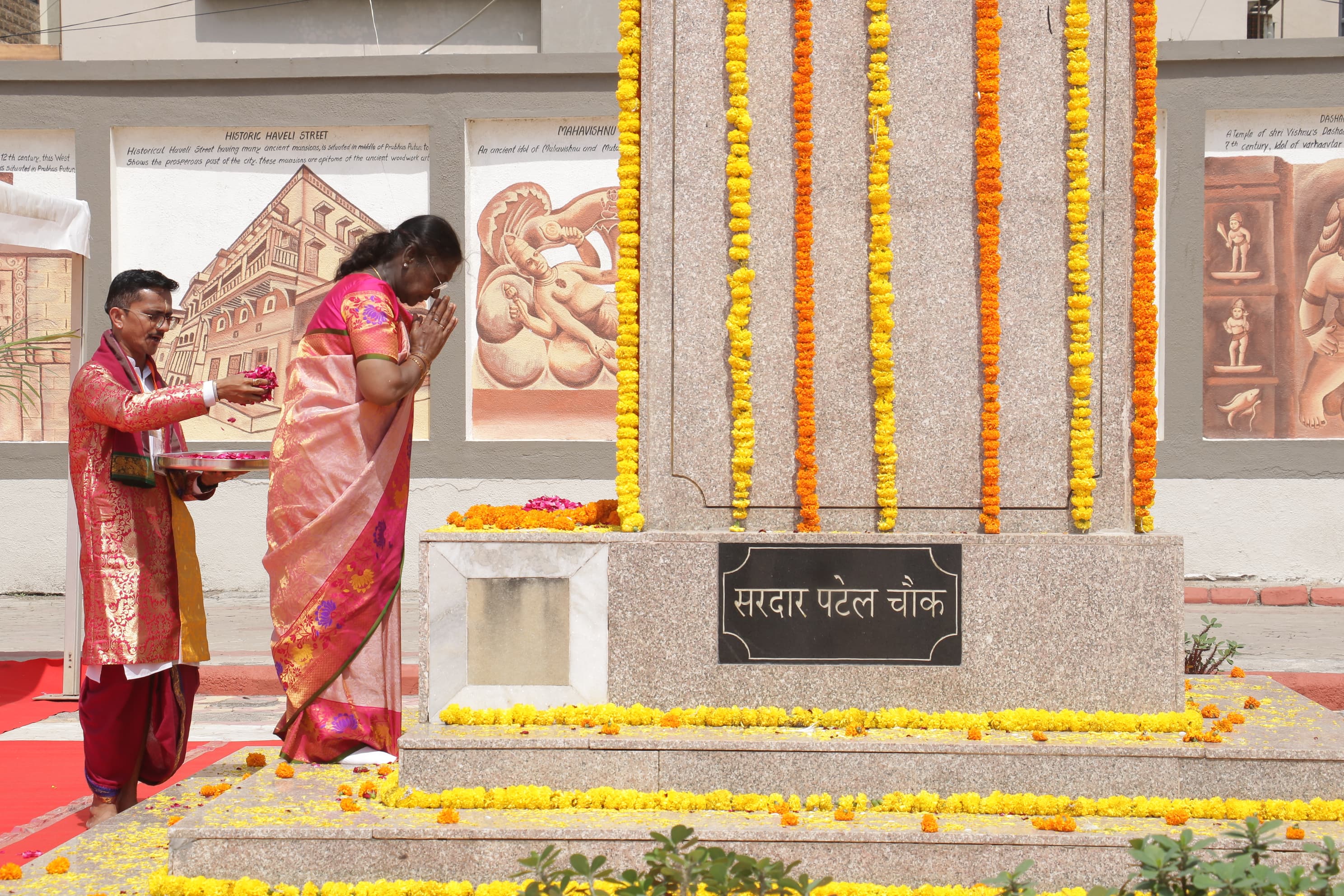 राष्ट्रपति सोमनाथ महादेव के दर्शन हेतु गिर सोमनाथ पहुंचे राष्ट्रपति सोमनाथ महादेव के दर्शन हेतु गिर सोमनाथ पहुंचे