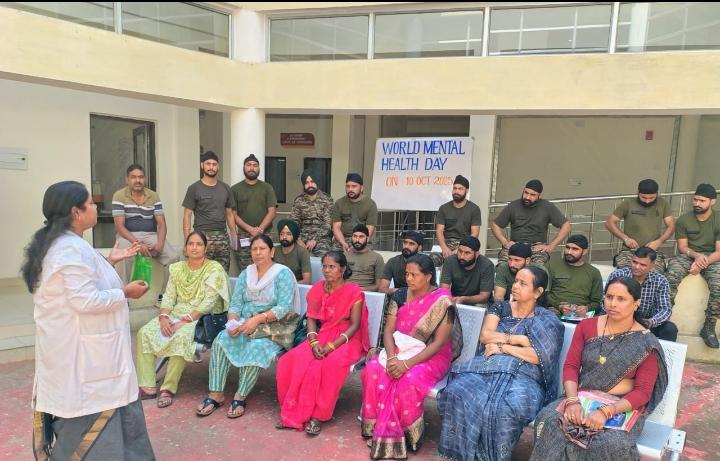 जानकारी देती चिकित्सक जानकारी देती चिकित्सक