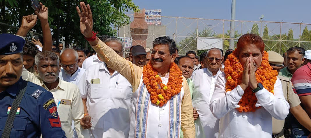 नवदीप स्टेडियम में पहुंचने पर कैबिनेट मंत्री कृष्ण बेदी खिलाडिय़ों का अभिवादन स्वीकार करते हुए। नवदीप स्टेडियम में पहुंचने पर कैबिनेट मंत्री कृष्ण बेदी खिलाडिय़ों का अभिवादन स्वीकार करते हुए।