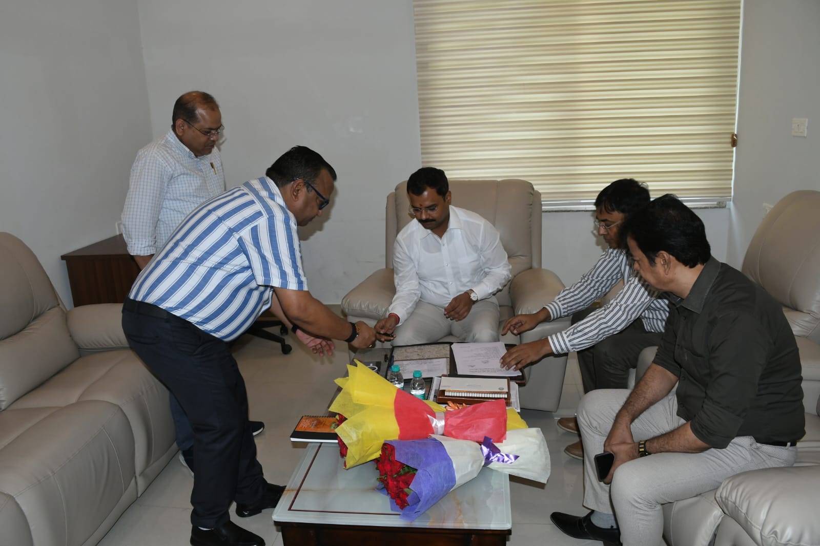 आवश्यक दस्तावेजो में हस्ताक्षर करते नवागन्तुक नगर आयुक्त अर्पित उपाध्याय व अन्य का छायाचित्र आवश्यक दस्तावेजो में हस्ताक्षर करते नवागन्तुक नगर आयुक्त अर्पित उपाध्याय व अन्य का छायाचित्र