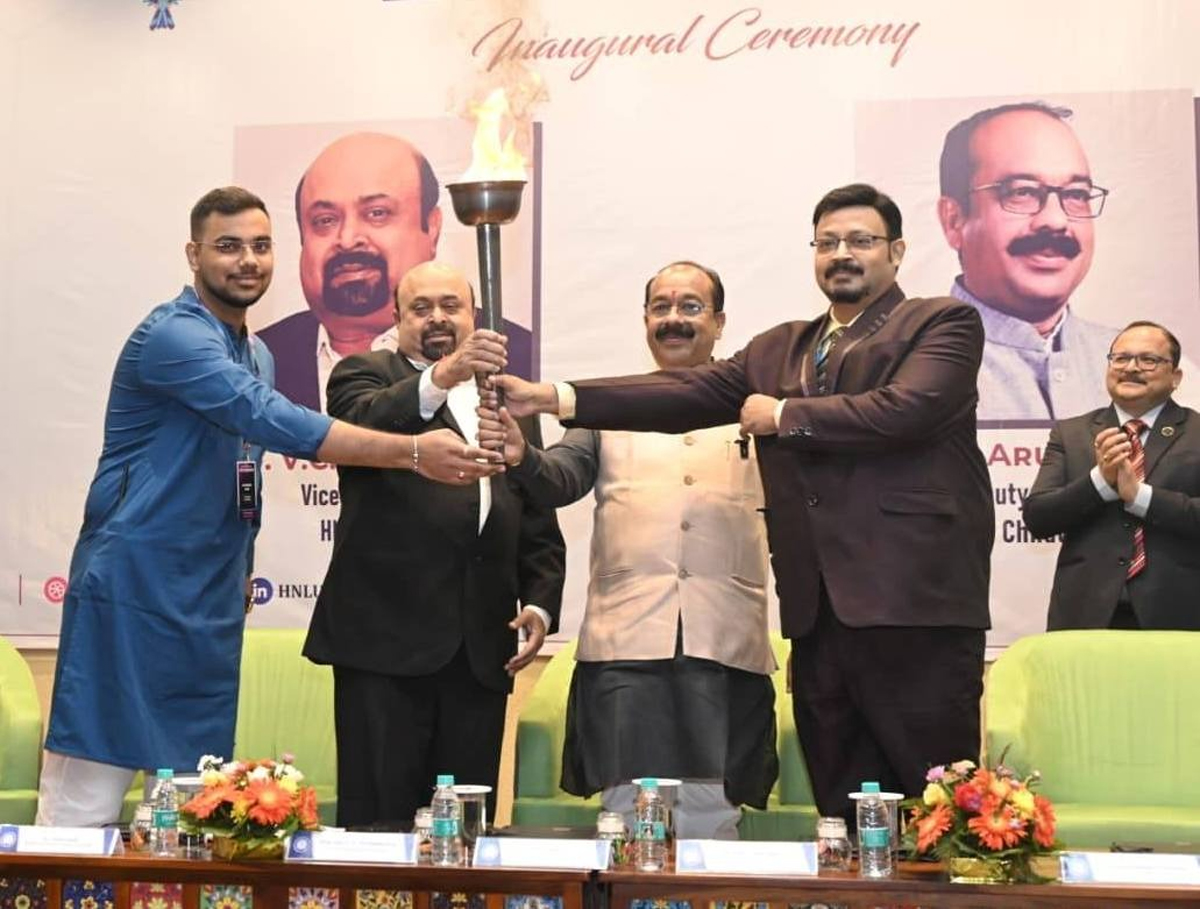 उप मुख्यमंत्री अरुण साव अंतर-विश्वविद्यालय उत्सव का शुभारंभ करते उप मुख्यमंत्री अरुण साव अंतर-विश्वविद्यालय उत्सव का शुभारंभ करते