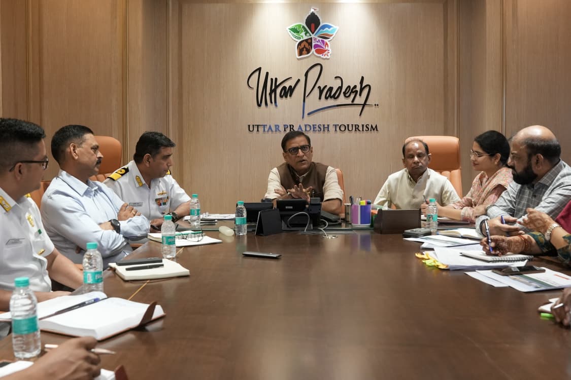 बैठक करते अमृत अभिजात