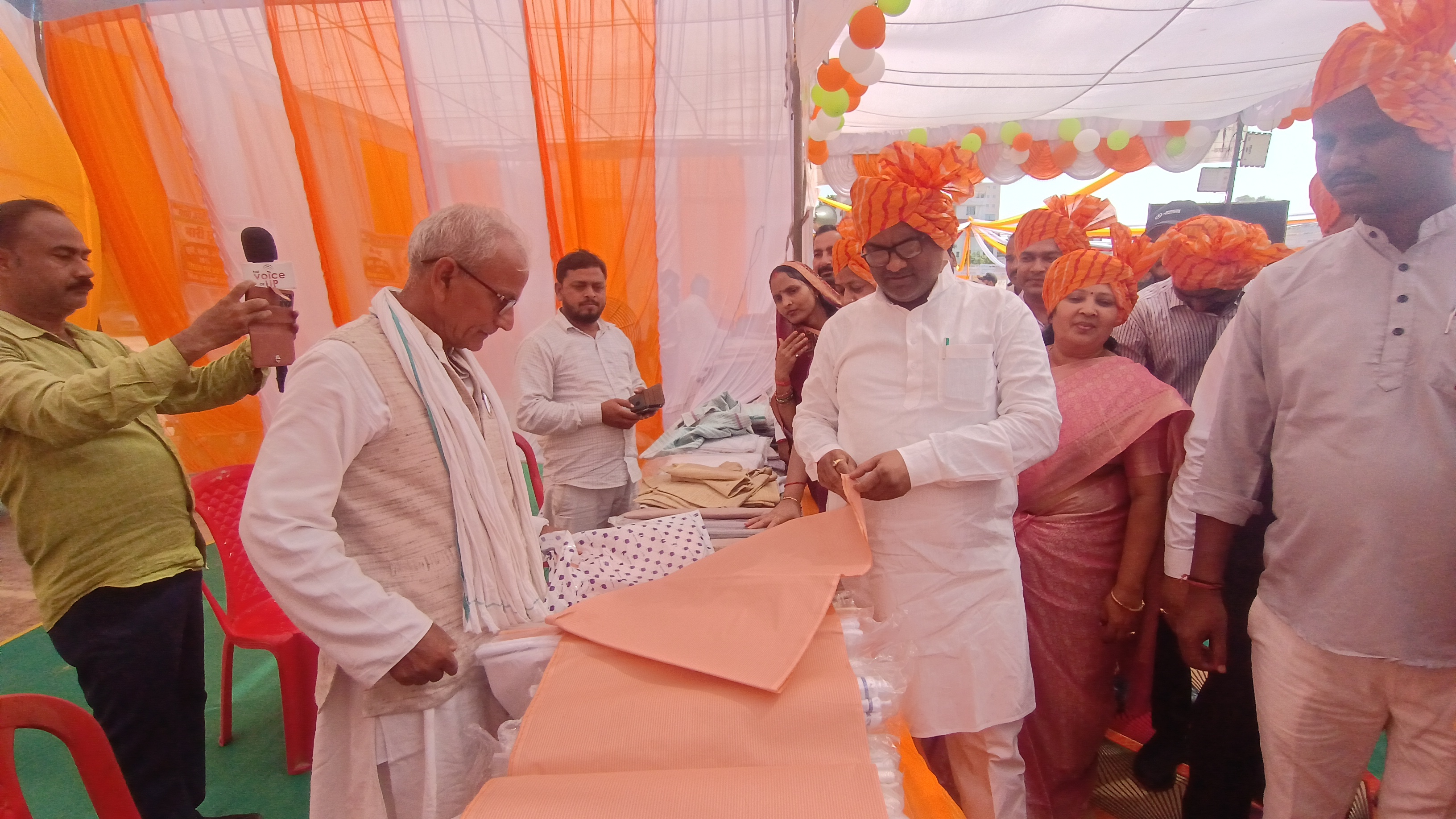 प्रदर्शनी का अवलोकन करते हुए जिलाधिकारी डॉ दिनेश चंद्र राज्य मंत्री गिरीश चंद्र यादव प्रदर्शनी का अवलोकन करते हुए जिलाधिकारी डॉ दिनेश चंद्र राज्य मंत्री गिरीश चंद्र यादव