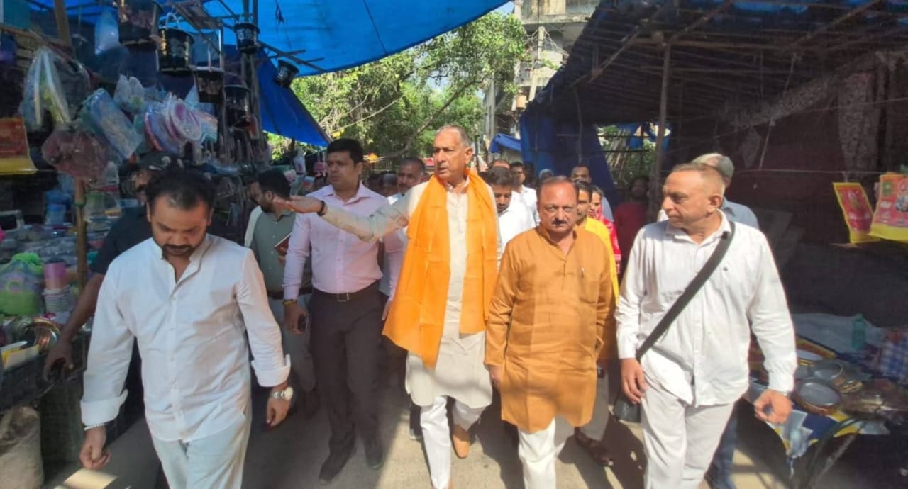 उप महापौर जय भगवान यादव जहांगीर पुरी इलाके का निरीक्षण करते हुए। उप महापौर जय भगवान यादव जहांगीर पुरी इलाके का निरीक्षण करते हुए।