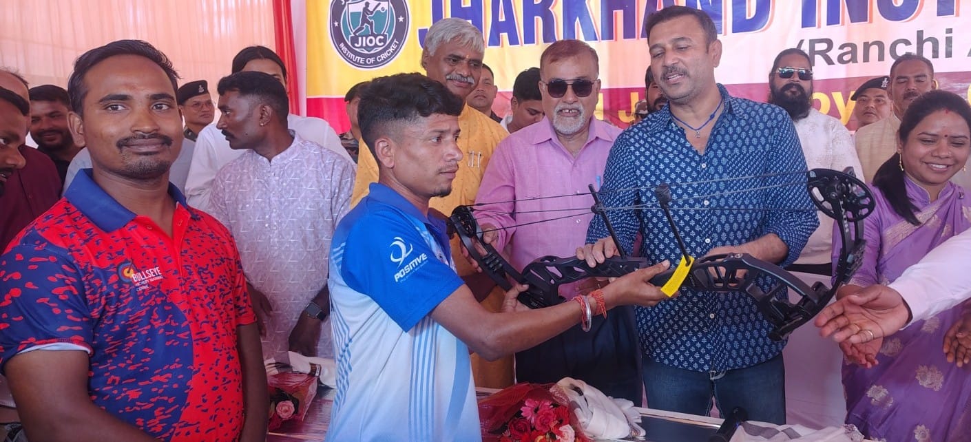 जीतू को सम्मानित करते सुदेश महतो जीतू को सम्मानित करते सुदेश महतो