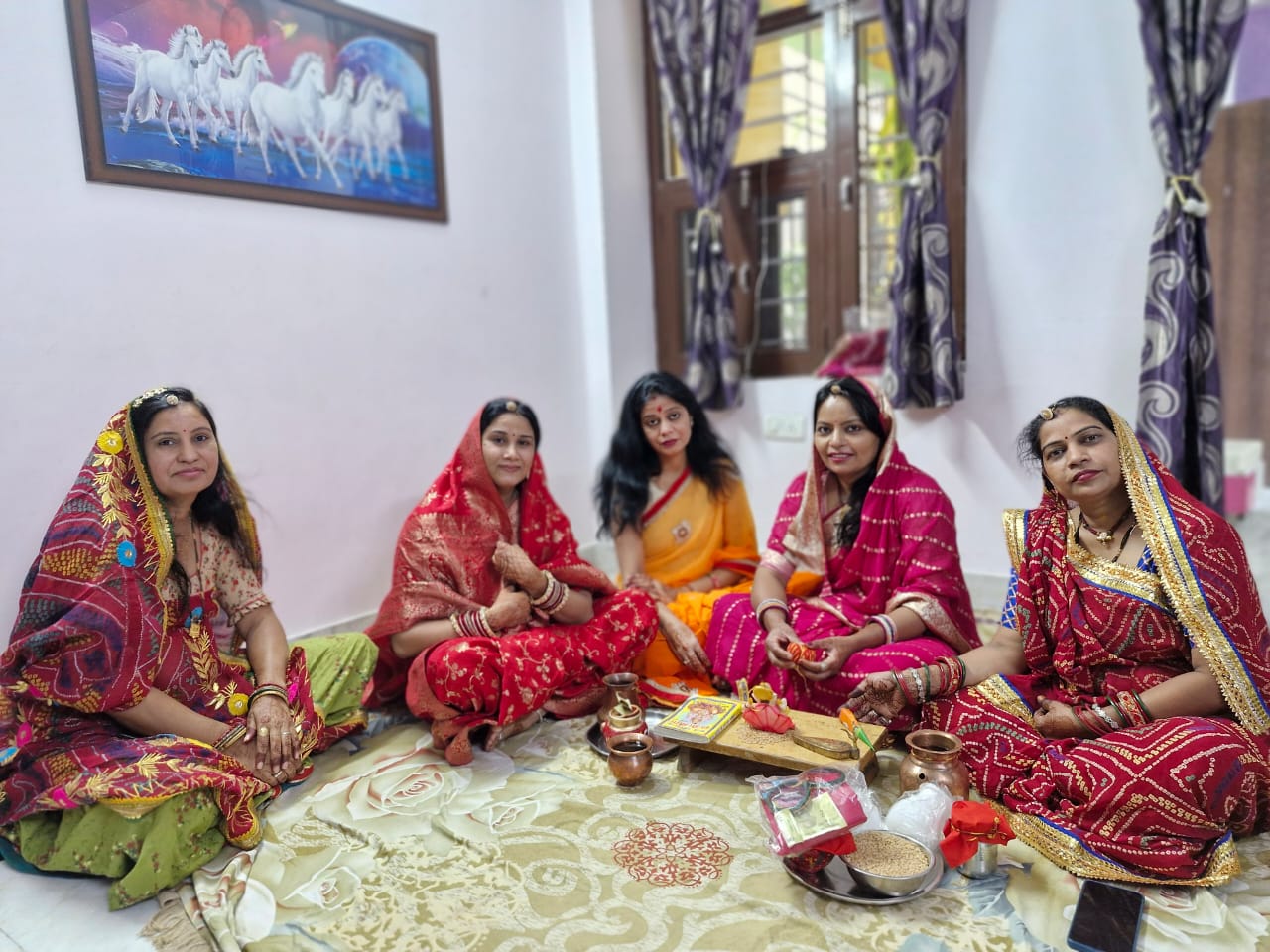 करवा चौथ का पर्व :सुहागिन महिलाओं ने दिनभर निर्जल-निराहार रहकर व्रत रखा करवा चौथ का पर्व :सुहागिन महिलाओं ने दिनभर निर्जल-निराहार रहकर व्रत रखा
