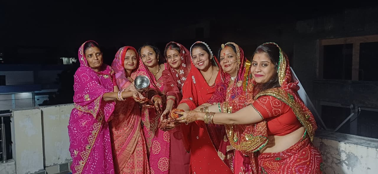करवा चौथ का पर्व :सुहागिन महिलाओं ने दिनभर निर्जल-निराहार रहकर व्रत रखा करवा चौथ का पर्व :सुहागिन महिलाओं ने दिनभर निर्जल-निराहार रहकर व्रत रखा