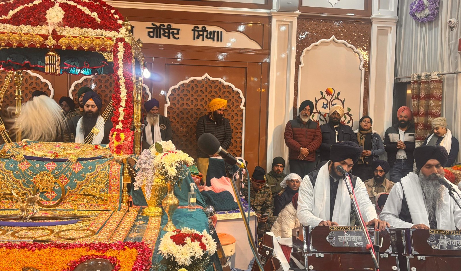 हेमकुंड साहिब के कपाट बंद होने पर सुखमणि पाठ करते हुए। हेमकुंड साहिब के कपाट बंद होने पर सुखमणि पाठ करते हुए।