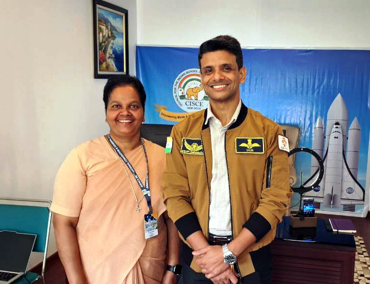 भारतीय अंतरिक्ष यात्री ग्रुप कैप्टन शुभांशु शुक्ला के साथ सेंट मेरीज कॉन्वेंट कॉलेज नैनीताल की प्रधानाचार्या सिस्टर मंजूषा। भारतीय अंतरिक्ष यात्री ग्रुप कैप्टन शुभांशु शुक्ला के साथ सेंट मेरीज कॉन्वेंट कॉलेज नैनीताल की प्रधानाचार्या सिस्टर मंजूषा।