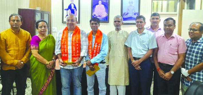 वैज्ञानिकों को सम्मानित करते हुए