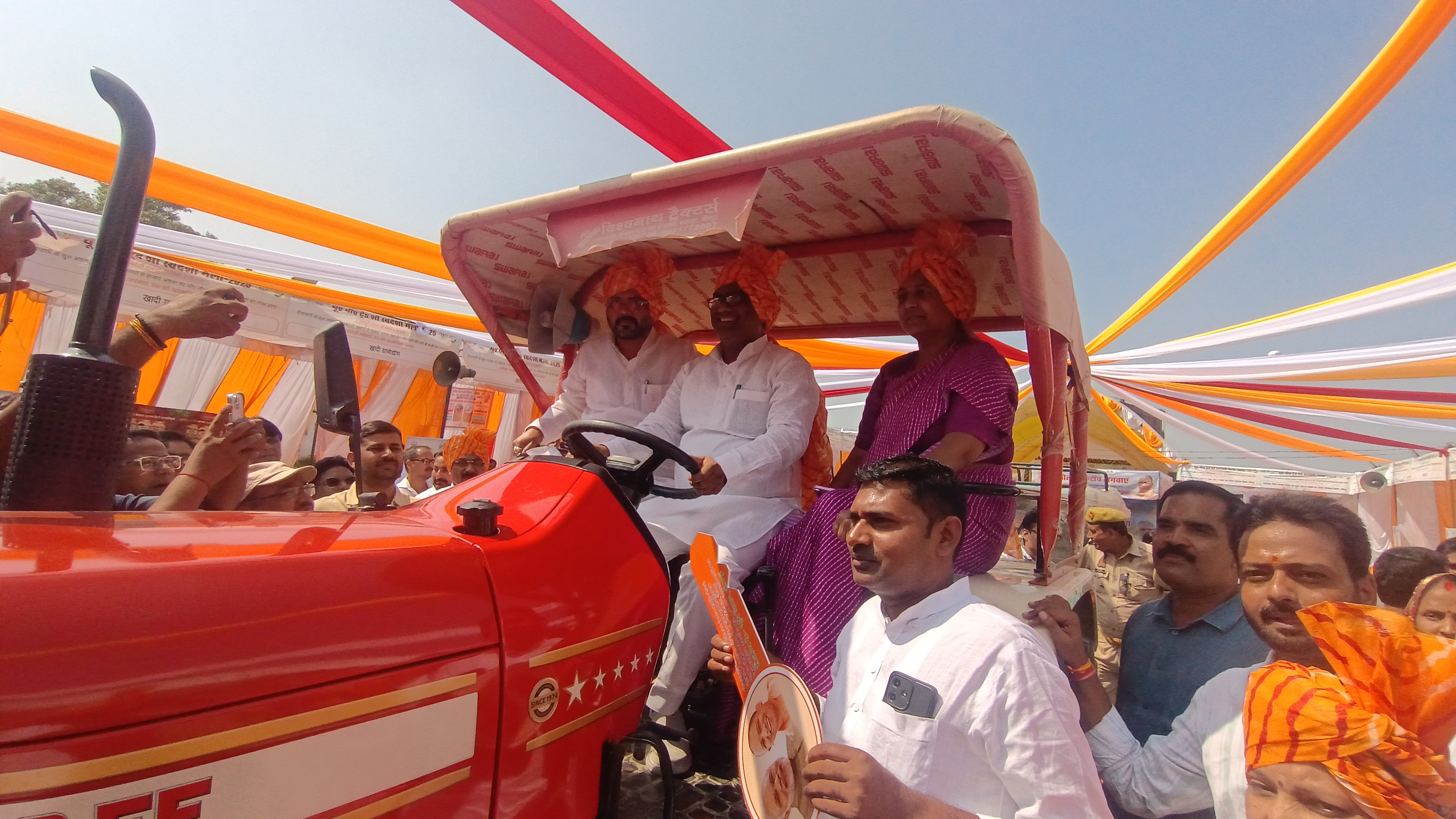 ट्रैक्टर पर बैठकर लोगों से मेले में आह्वान करते हुए मंत्री गिरीश चंद्र यादव ट्रैक्टर पर बैठकर लोगों से मेले में आह्वान करते हुए मंत्री गिरीश चंद्र यादव