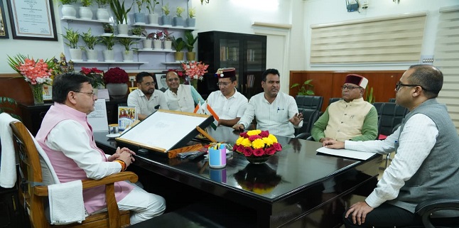 मुख्यमंत्री से मिलते भाजपा विधायकों का दल। मुख्यमंत्री से मिलते भाजपा विधायकों का दल।
