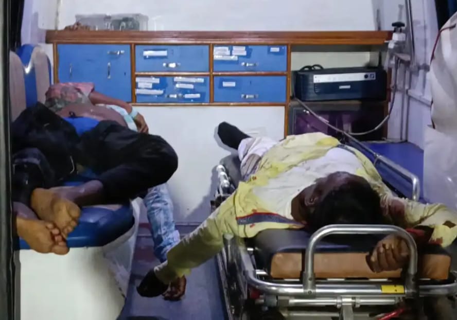 दोनों  को अस्पताल ले जाते पुलिस