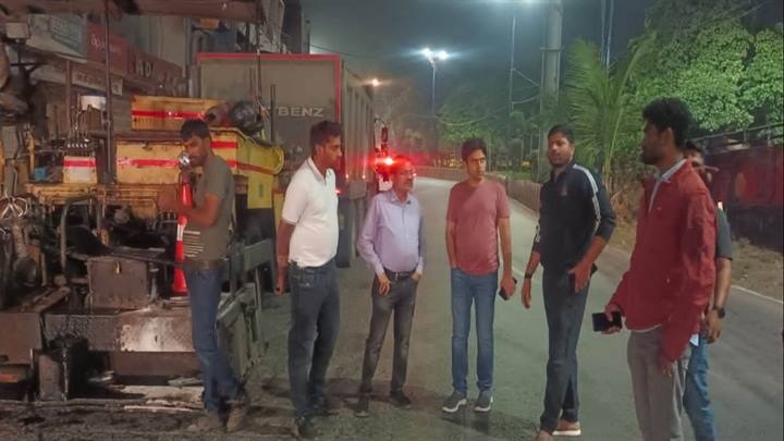 इंदौरः निगम आयुक्त ने देर रात्रि एक बजे किया सड़कों के पैचवर्क कार्य का निरीक्षण इंदौरः निगम आयुक्त ने देर रात्रि एक बजे किया सड़कों के पैचवर्क कार्य का निरीक्षण