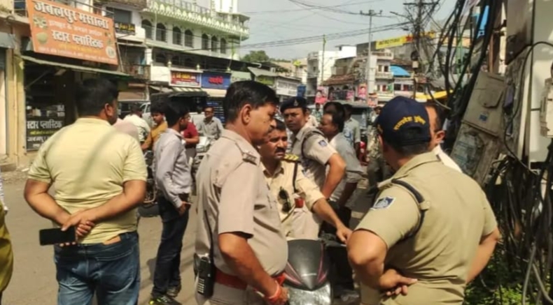 नगरनिगम की टीम ने हटाए 'आई लव मोहम्मद' के पोस्टर, पुलिस रही तैनात नगरनिगम की टीम ने हटाए 'आई लव मोहम्मद' के पोस्टर, पुलिस रही तैनात