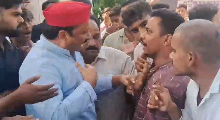सपा के पूर्व विधायक और छात्र सपा के पूर्व विधायक और छात्र