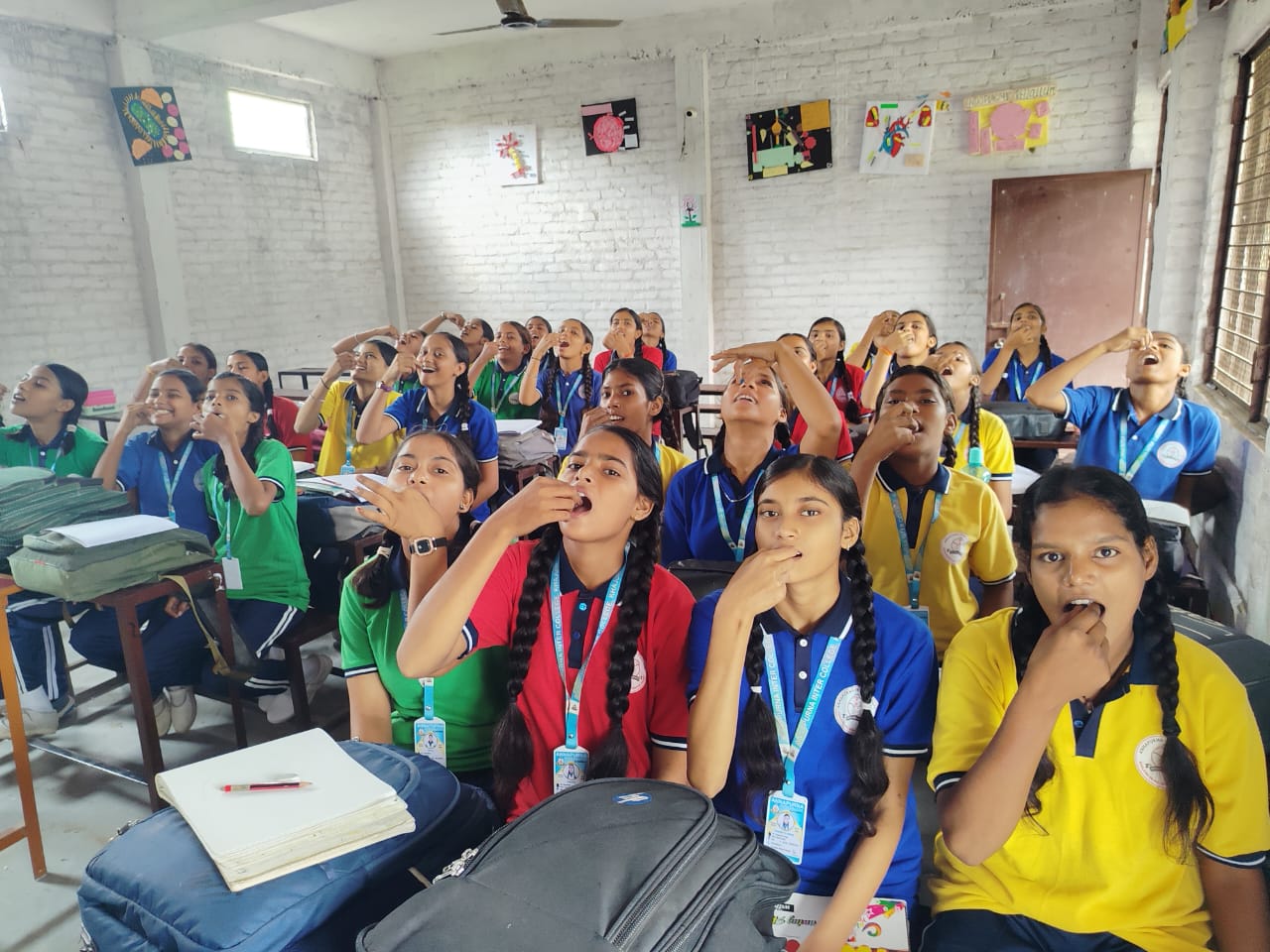 विद्यालय में छात्राओं ने किया लाल गोली का सेवन का छायाचित्र विद्यालय में छात्राओं ने किया लाल गोली का सेवन का छायाचित्र
