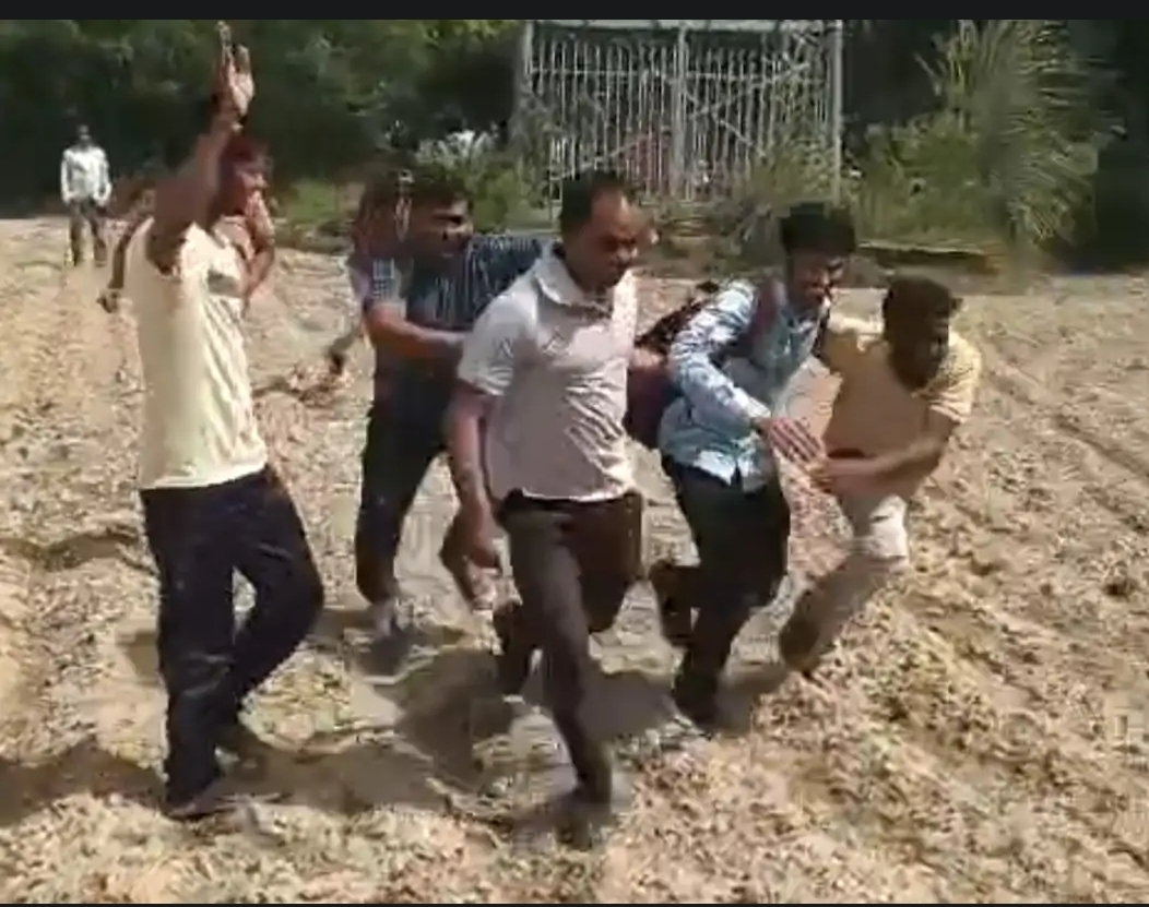 फोटो - कुछ लोग सचिव को घटनास्थल से बचा के निकलते हुए फोटो - कुछ लोग सचिव को घटनास्थल से बचा के निकलते हुए