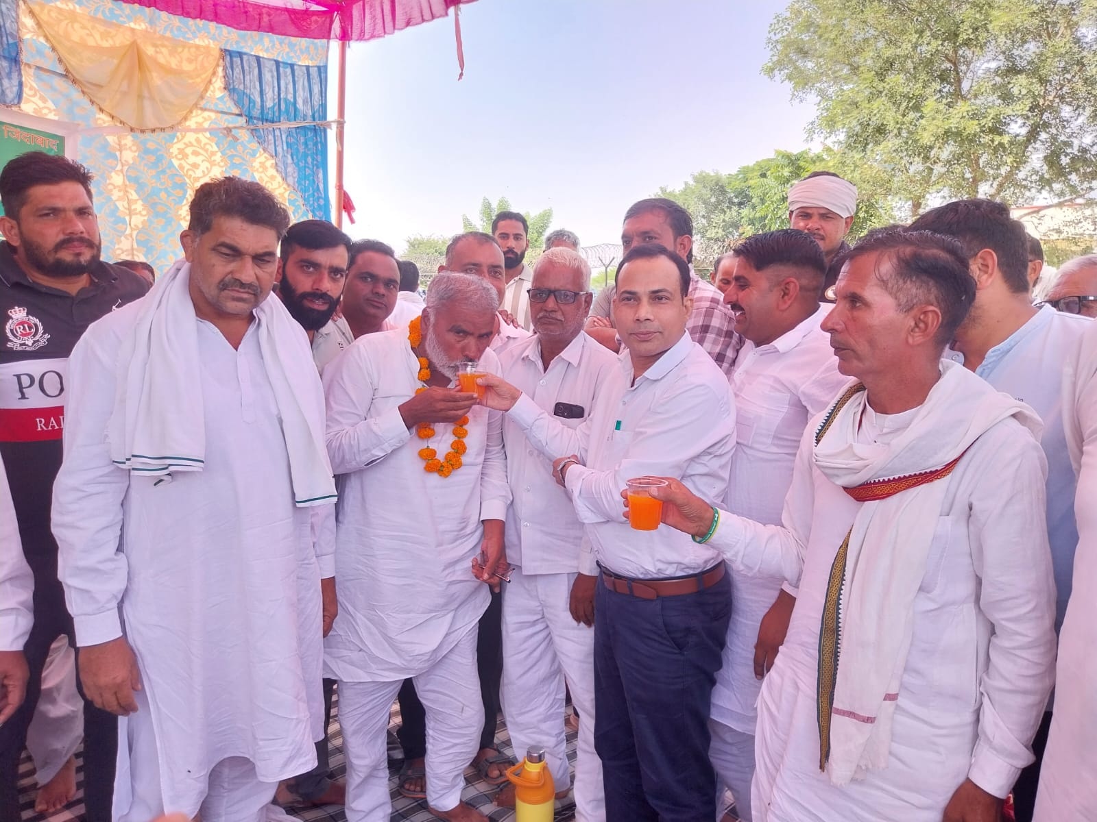 बलराज श्योकंद को जूस पिला अनशन समाप्त करवाते हुए एसडीएम दलजीत सिंह।