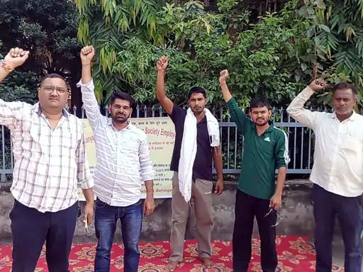 फरीदाबाद में नारेबाजी करते हुए हैफेड कर्मचारी।