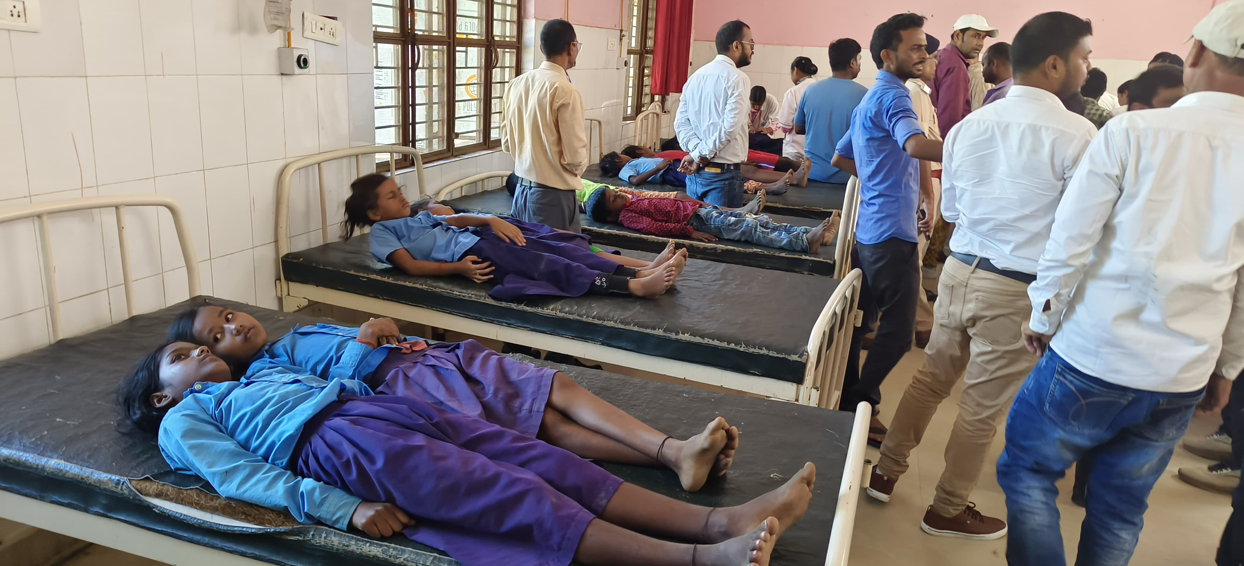 पश्चिम चंपारण में एमडीएम में अंडा खाने के बाद दोछ दर्जन से अधिक छात्र छात्रायें की बिगड़ी तबीयत, सभी भर्ती