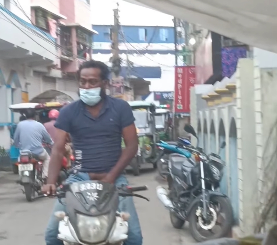 अश्लील हरकत करता बाइक सवार अश्लील हरकत करता बाइक सवार