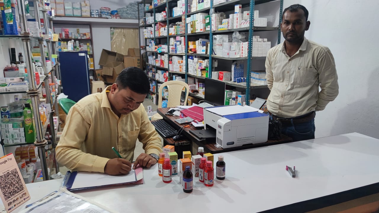 औषधि निरीक्षक दवा दुकान में निरीक्षण करते हुए 2 औषधि निरीक्षक दवा दुकान में निरीक्षण करते हुए 2