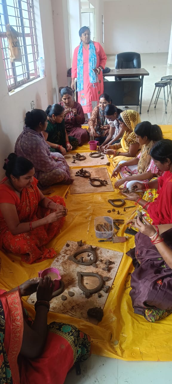मिट्टी से कलात्मक सामग्री बनाना सीखते मिट्टी से कलात्मक सामग्री बनाना सीखते