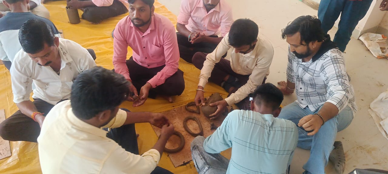 मिट्टी से कलात्मक सामग्री बनाना सीखते 2 मिट्टी से कलात्मक सामग्री बनाना सीखते 2
