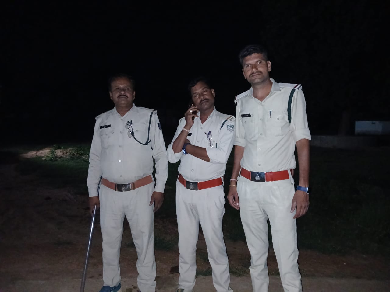 गश्त करते वनकर्मी