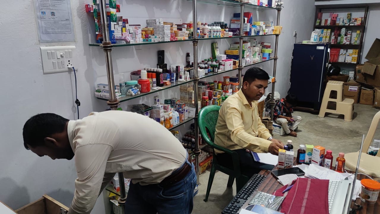 औषधि निरीक्षक दवा दुकान में निरीक्षण करते हुए औषधि निरीक्षक दवा दुकान में निरीक्षण करते हुए