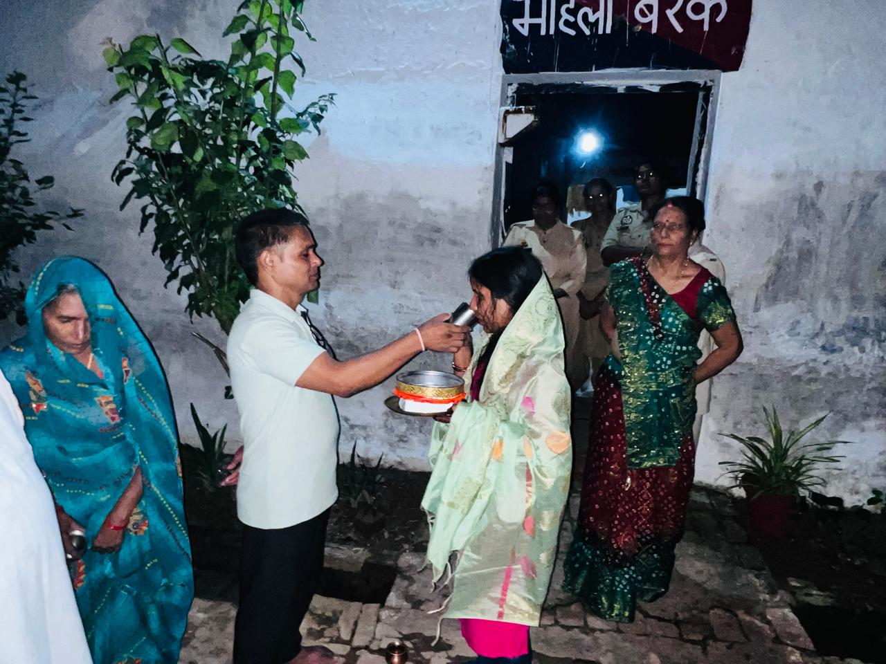जिला जेल में बंद महिलाएं जेल में पूजा अर्चना करते