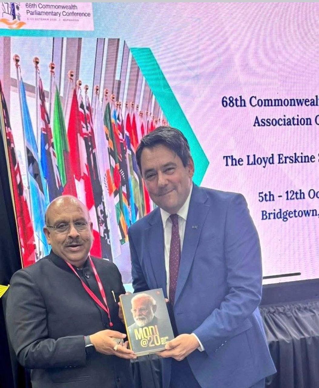दिल्ली विधानसभा अध्यक्ष विजेंद्र गुप्ता कॉमनवेल्थ पार्लियामेंट्री कॉन्फ्रेंस के महासचिव स्टीफन ट्विग को ‘मोदी@20’ पुस्तक भेंट करते हुए दिल्ली विधानसभा अध्यक्ष विजेंद्र गुप्ता कॉमनवेल्थ पार्लियामेंट्री कॉन्फ्रेंस के महासचिव स्टीफन ट्विग को ‘मोदी@20’ पुस्तक भेंट करते हुए