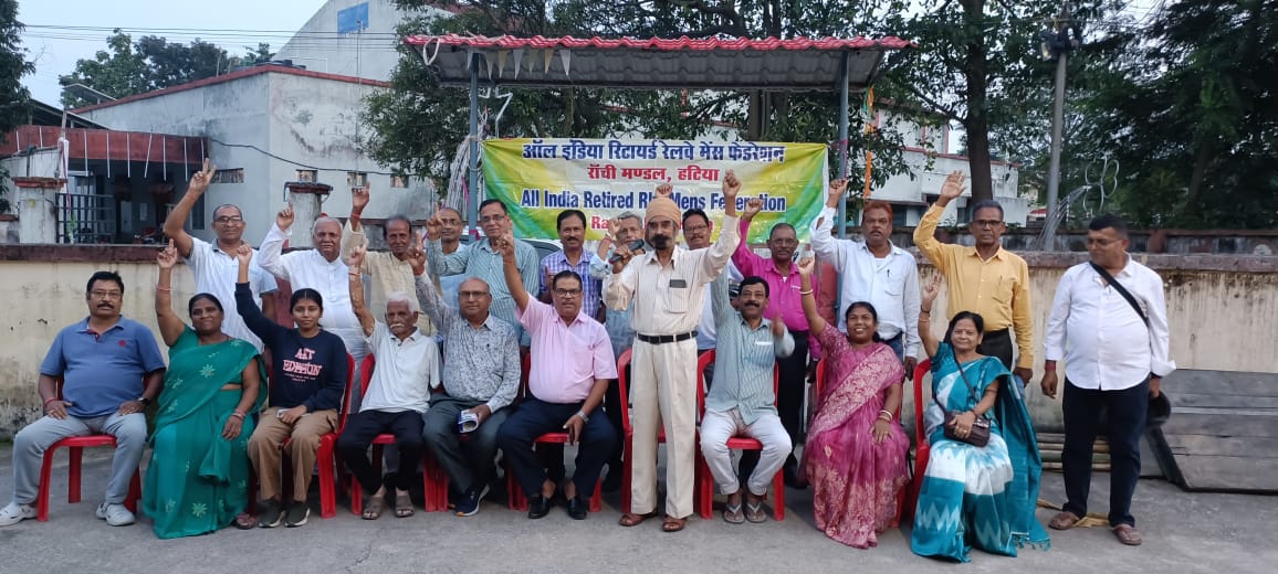 प्रदर्शन करते सेवानिवृत पेंशनर्स