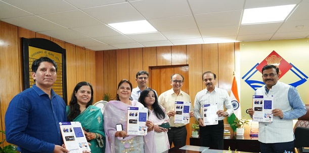 मुख्य सचिव आनन्द बर्द्धन शुक्रवार को एन.आई.सी.उत्तराखंड की प्रथम त्रैमासिक न्यूज़लेटर ‘द डिजिटल थ्रेड‘ का विमोचन करते।