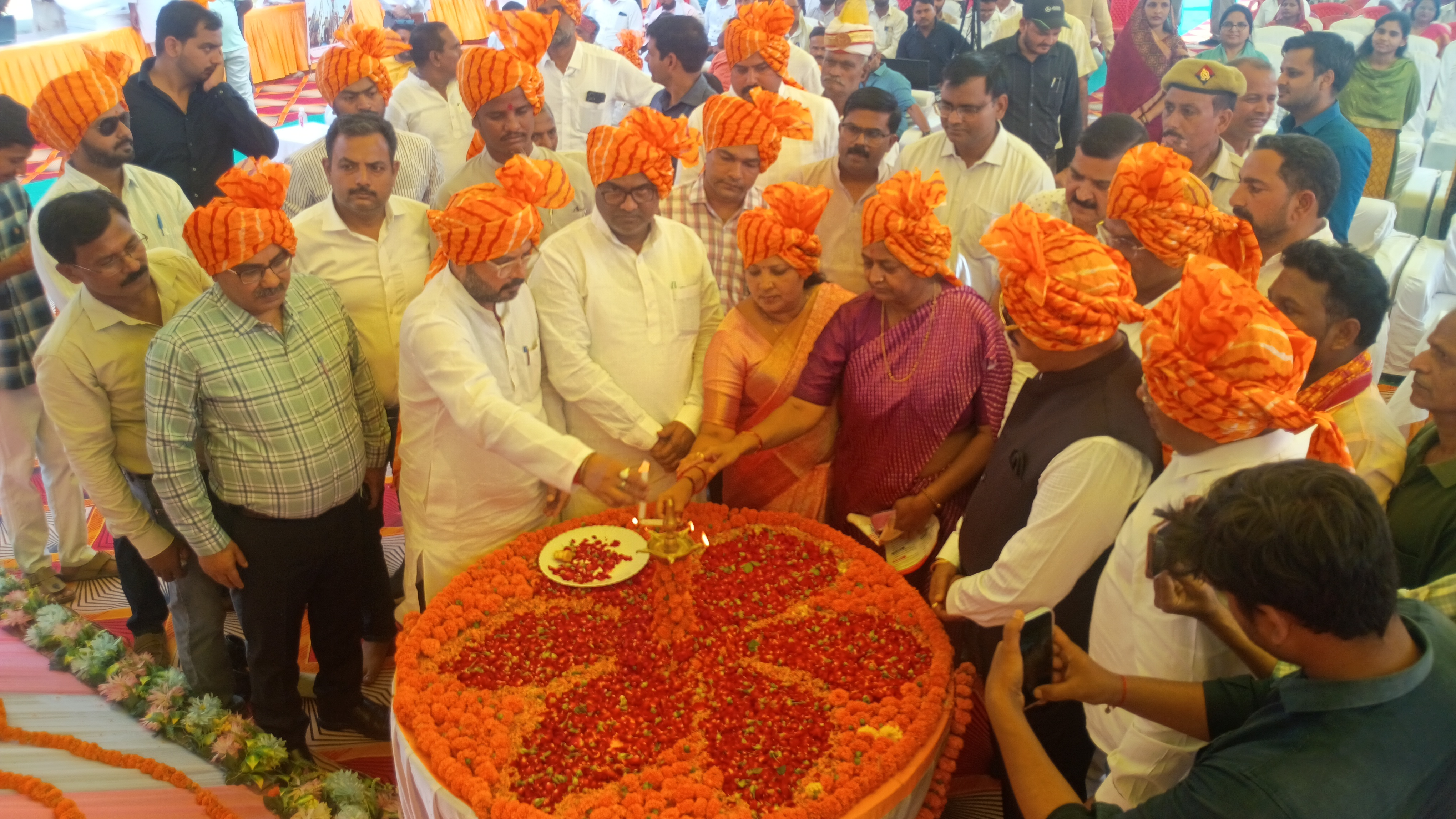 दीप प्रज्वलित कर कार्यक्रम का शुभारंभ करते हुए जिलाधिकारी डॉ दिनेश चंद्र सिंह राज्य मंत्री गिरीश चंद्र यादव, जिलाध्यक्ष पुष्पराज सिंह दीप प्रज्वलित कर कार्यक्रम का शुभारंभ करते हुए जिलाधिकारी डॉ दिनेश चंद्र सिंह राज्य मंत्री गिरीश चंद्र यादव, जिलाध्यक्ष पुष्पराज सिंह