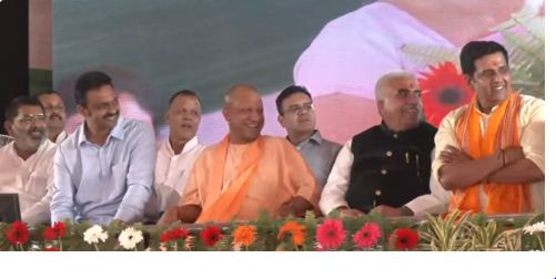 स्वदेशी मेला के उदघाटन के अवसर पर मौजूद मुख्यमंत्री व मंत्री राकेश सचान स्वदेशी मेला के उदघाटन के अवसर पर मौजूद मुख्यमंत्री व मंत्री राकेश सचान