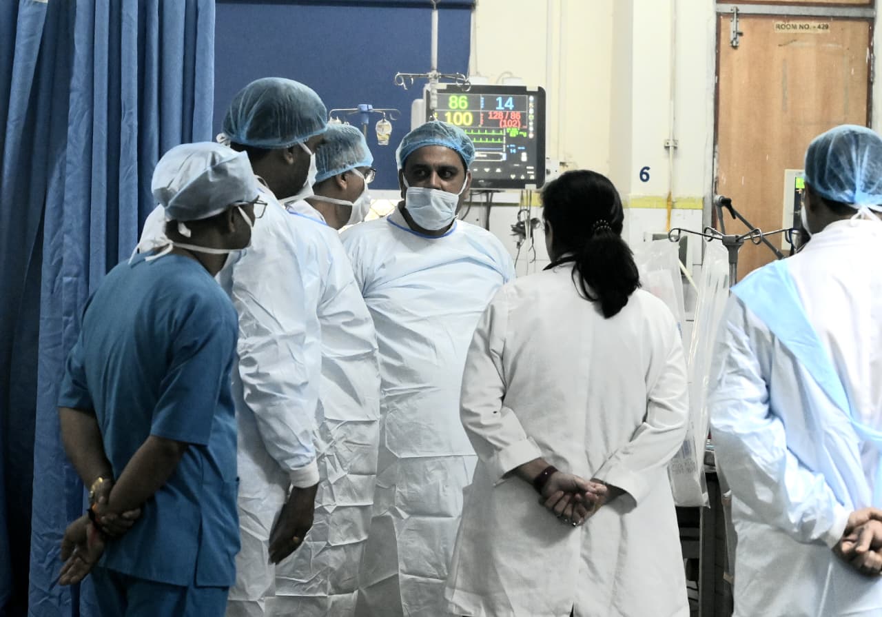 लोकनायक जय प्रकाश नारायण अस्पताल का शुक्रवार को निरीक्षण करते दिल्ली की स्वास्थ्य मंत्री डॉ. पंकज कुमार सिंह लोकनायक जय प्रकाश नारायण अस्पताल का शुक्रवार को निरीक्षण करते दिल्ली की स्वास्थ्य मंत्री डॉ. पंकज कुमार सिंह