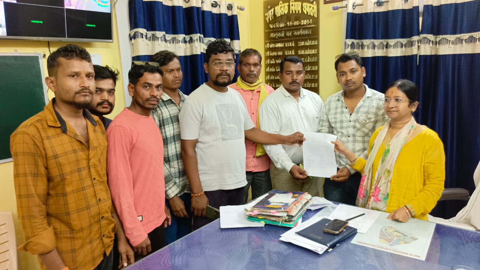 नगर निगम आयुक्त प्रिया गोयल को समस्या बताते वार्डवासी। नगर निगम आयुक्त प्रिया गोयल को समस्या बताते वार्डवासी।