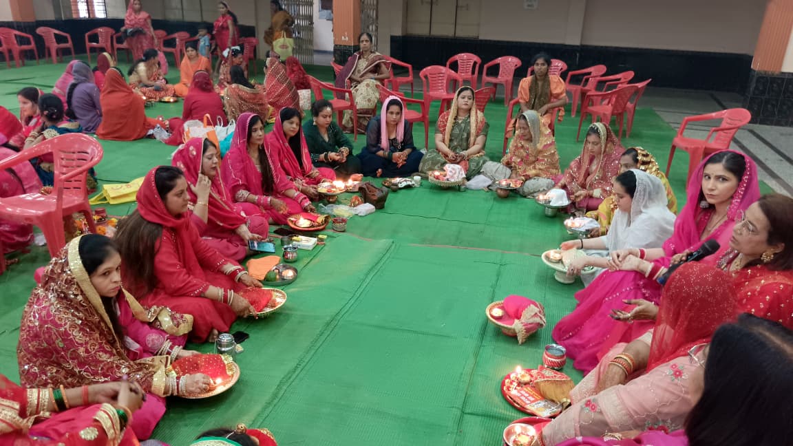 समूह में पूजन करती हुई सुहागिन महिलाएं। समूह में पूजन करती हुई सुहागिन महिलाएं।